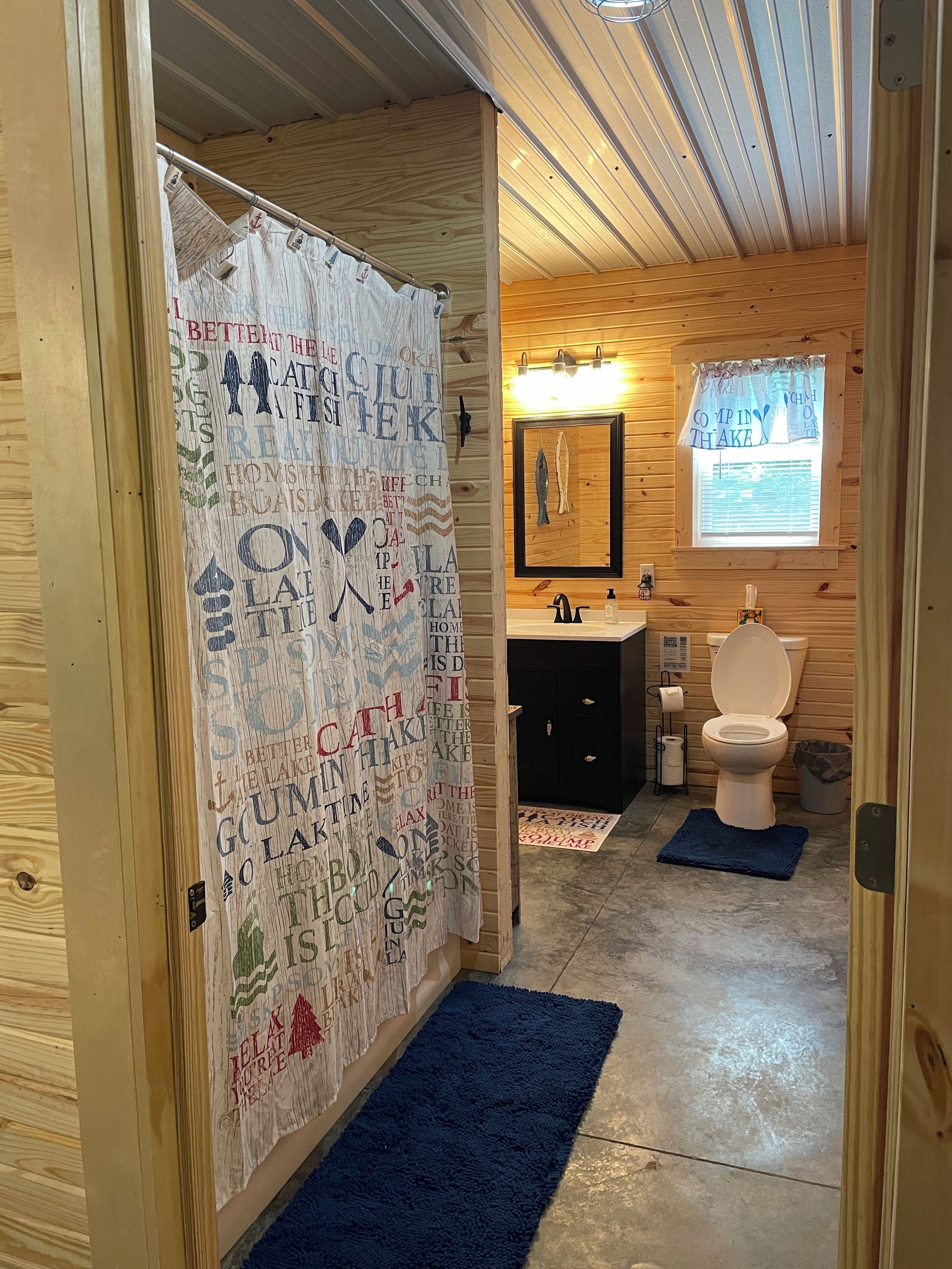 Haartrockner, Handtücher, Seife, Toilettenpapier