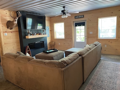 Cozy Cabin with hot tub, just minutes from Nolin lake and Mammoth Cave park!