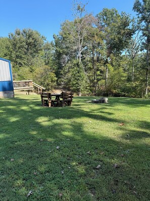 Outdoor dining - Cozy Cabin with hot tub, just minutes from Nolin lake and Mammoth Cave park! (Leitchfield)