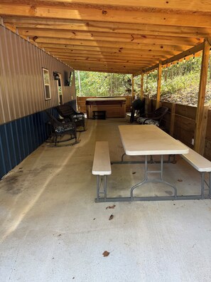 Outdoor dining - Cozy Cabin with hot tub, just minutes from Nolin lake and Mammoth Cave park! (Leitchfield)