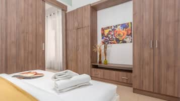 Cortinas blackout, tabla de planchar con plancha y wifi gratis