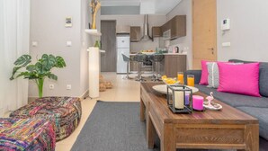 A modern apartment with a dining area, kitchen, and living room. - Sirene 1-BR Apt Pool & Gym in Gemmayze (Beirut)