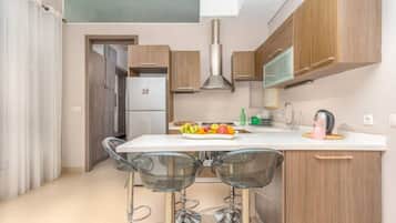 Departamento, 1 cama matrimonial, cocina, vista a la ciudad | Cocineta privada | Refrigerador con congelador, microondas, horno y parrilla de estufa