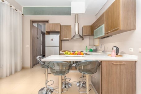 Refrigerador con freezer, microondas, horno, placa de cocina