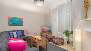 Apartment, 1 Double Bed, Kitchen, City View | Living room | 32-inch Smart TV with cable channels, streaming services