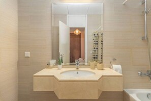 Căn hộ, 1 giường đôi, bếp, quang cảnh thành phố | Phòng tắm | Vòi sen/bồn tắm kết hợp, đồ dùng nhà tắm miễn phí, máy sấy tóc