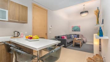 Apartment, 1 Double Bed, Kitchen, City View | In-room dining