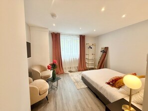 2 bedrooms, iron/ironing board, internet, bed sheets