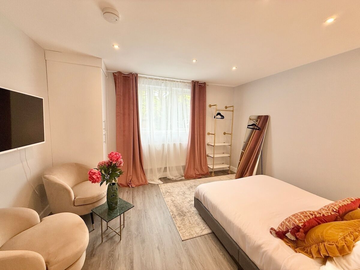 2 bedrooms, iron/ironing board, Internet, bed sheets