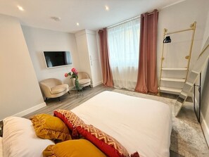 2 bedrooms, iron/ironing board, internet, bed sheets