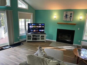 Televisión y chimenea 