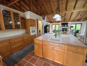 Microondas, horno, placa de cocina, lavavajillas