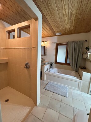 Dusche, Whirlpool, Haartrockner, Handtücher