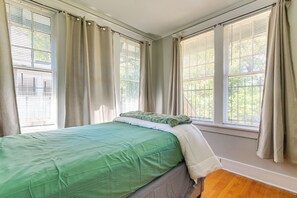 3 slaapkamers, een strijkplank/strijkijzer, internet, beddengoed