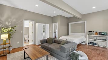 Escritorio, wifi gratis y ropa de cama