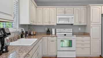 Geladeira, micro-ondas, fogão, cooktop