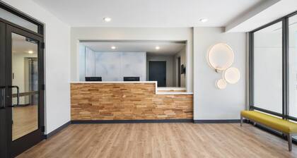 ECHO Suites Extended Stay by Wyndham Springfield Airport PLZ