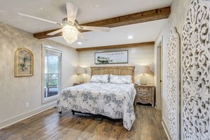 4 bedrooms, desk, iron/ironing board, travel cot - < 1 Mi to Boat Launch: Home w/ Dock in Scottsboro (Scottsboro)