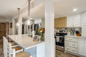 Fridge, microwave, stovetop, dishwasher