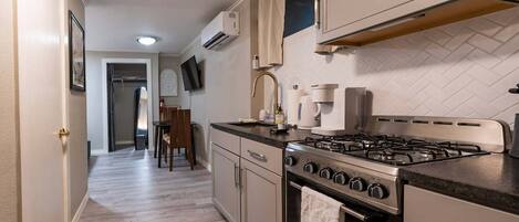 Kühlschrank, Mikrowelle, Ofen, Herdplatte