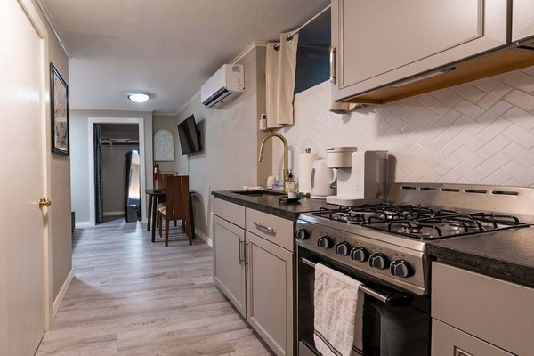 Een koelkast, een microgolfoven, een oven, een kookplaat