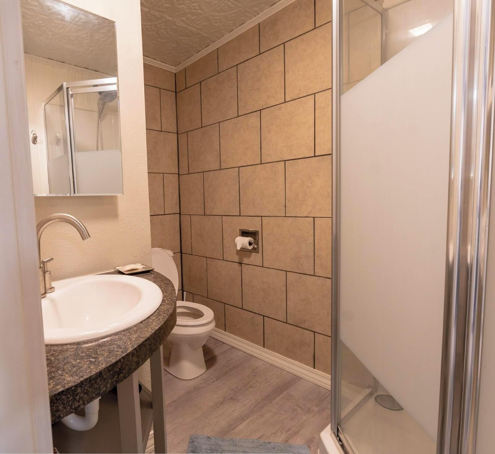 Haartrockner, Handtücher, Seife, Shampoo