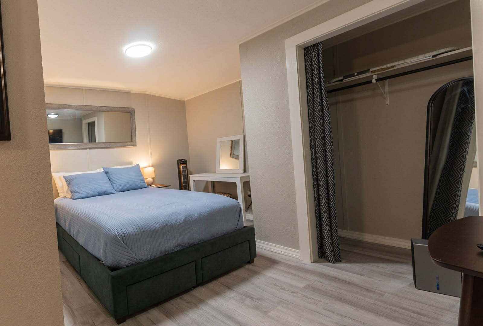 1 slaapkamer, een kluis op de kamer, een strijkplank/strijkijzer