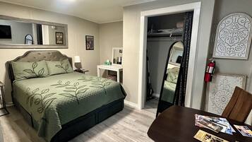 1 quarto, cofres nos quartos, ferros/tábuas de passar roupa