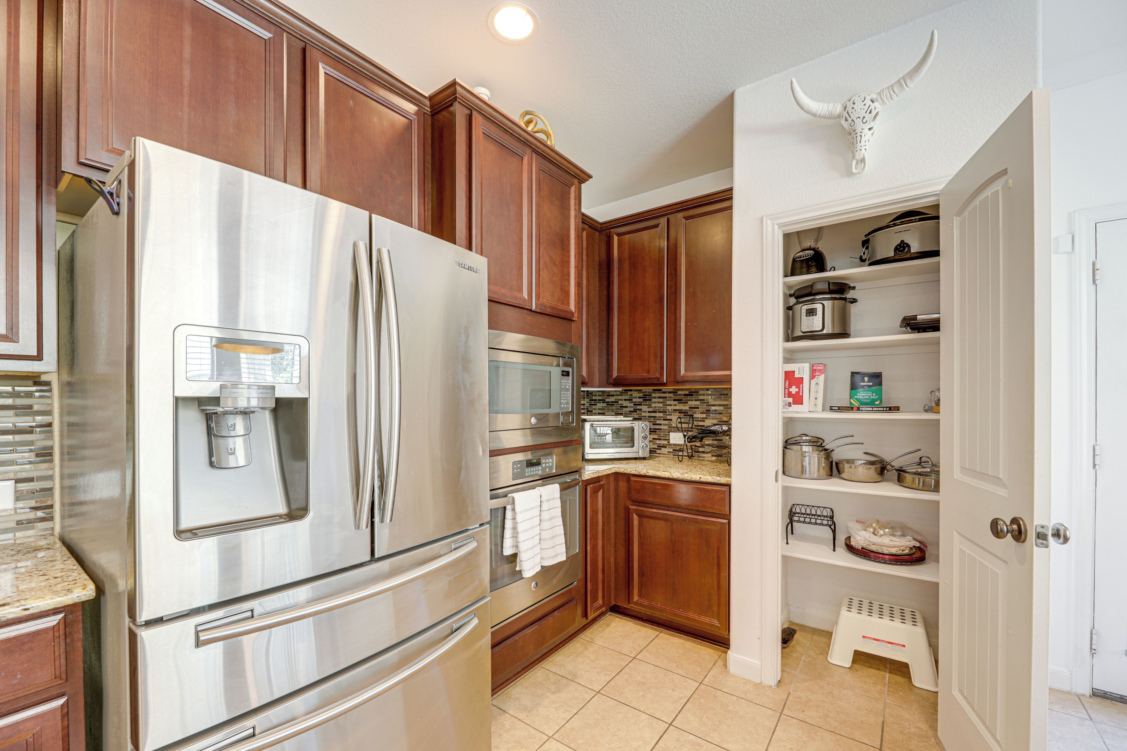 Fridge, microwave, dishwasher, coffee/tea maker