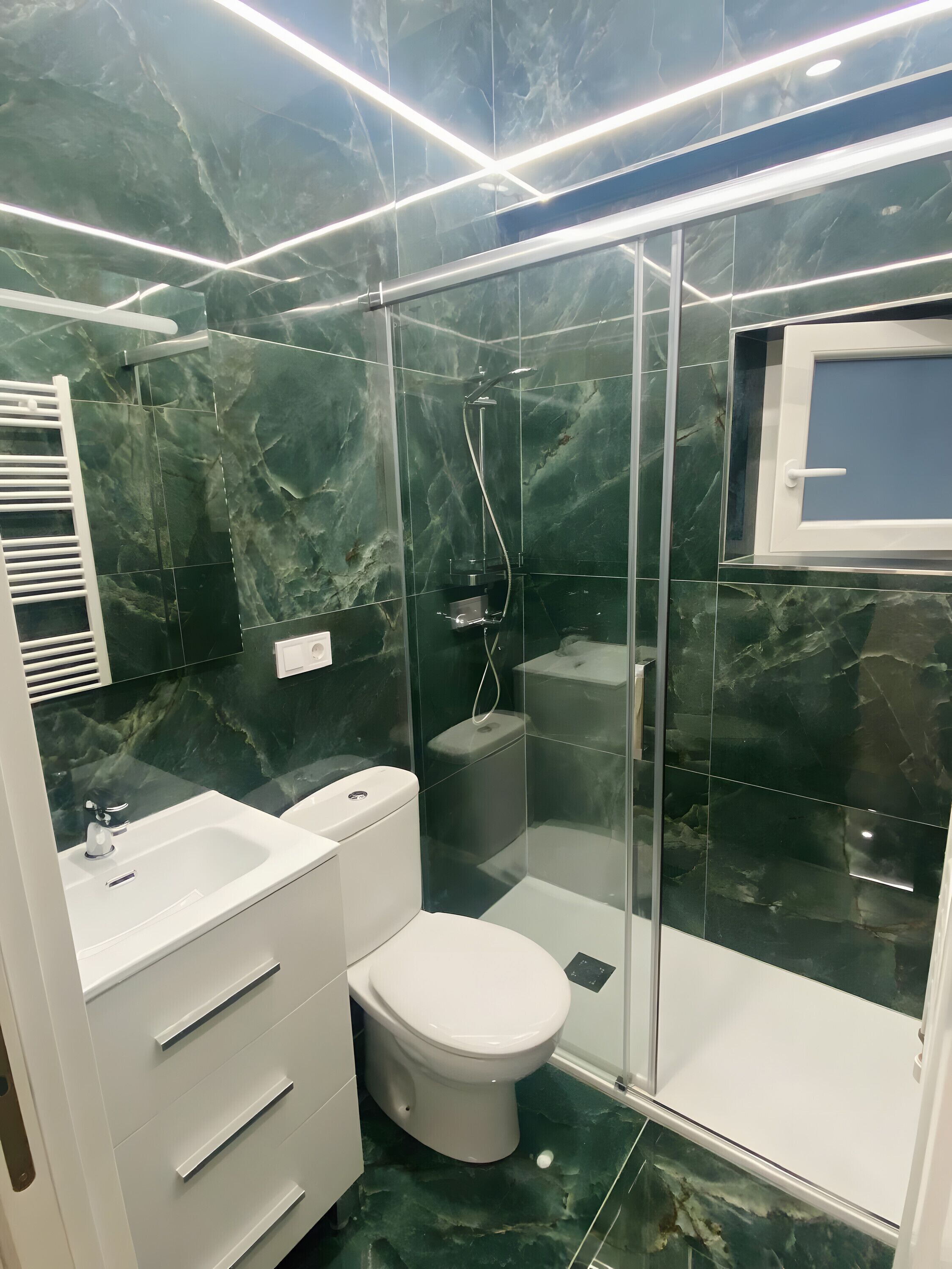 Shower, hair dryer, towels