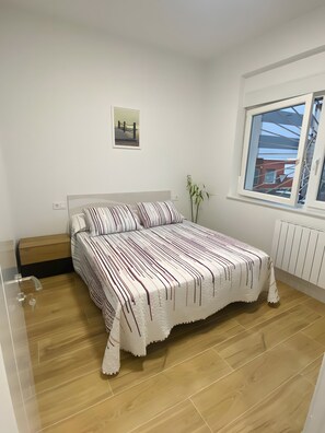 3 chambres, fer et planche à repasser, Wi-Fi, draps fournis