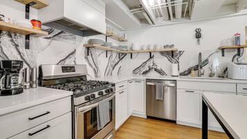 Fridge, microwave, stovetop, dishwasher