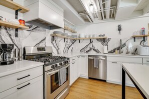 ثلاجة، ميكروويف، موقد طهي مسطح، غسالة أطباق