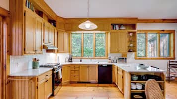 Réfrigérateur, micro-ondes, plaque de cuisson, lave-vaisselle