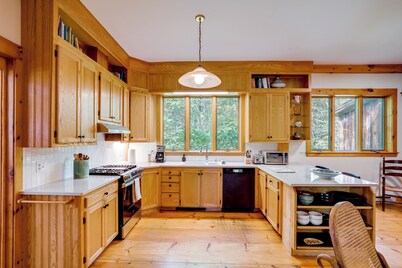 Secluded Family Getaway w/ On-Site Creek in Hawley