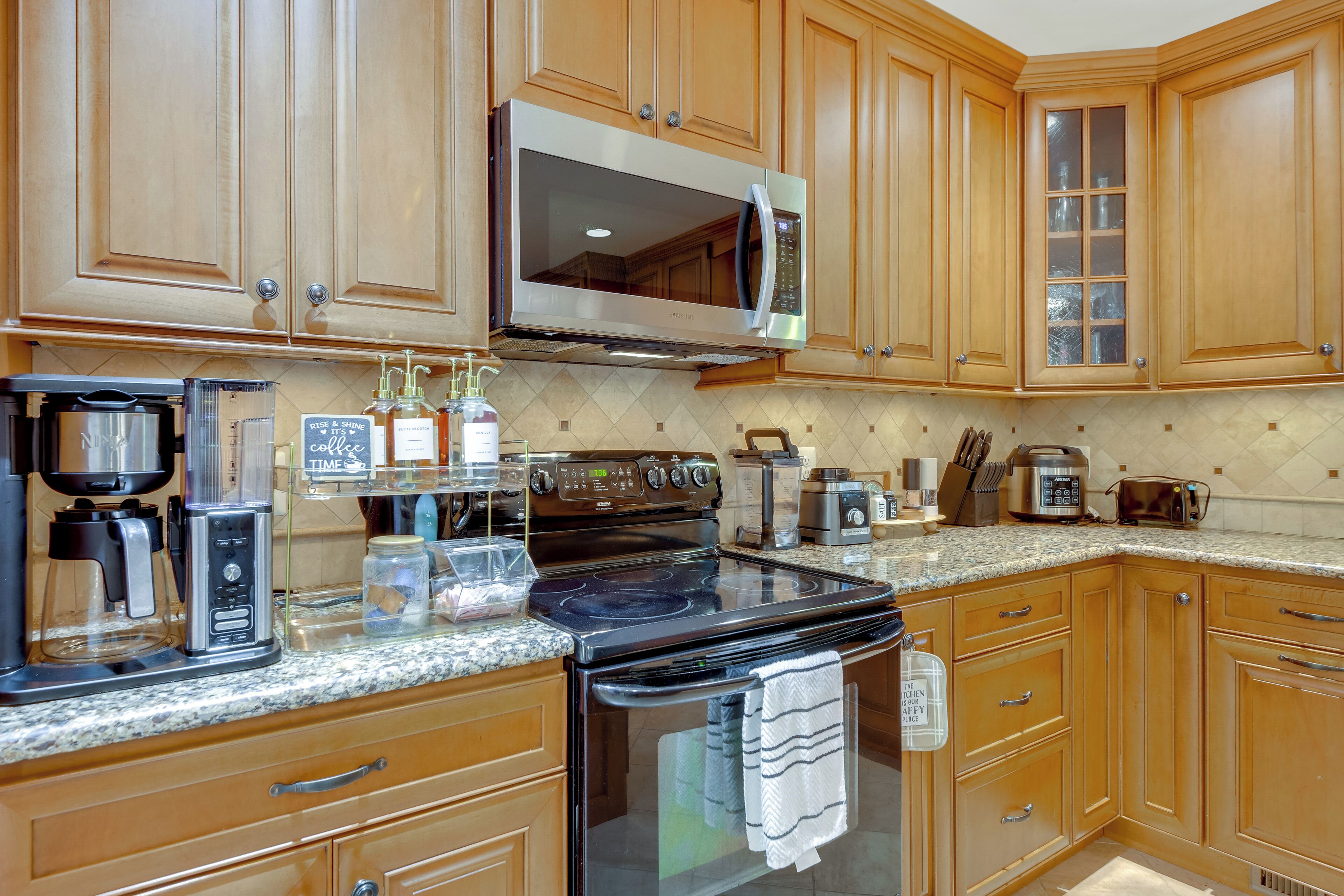 Frigorifero, microonde, piano cottura, lavastoviglie