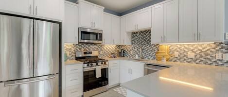 Fridge, microwave, stovetop, dishwasher