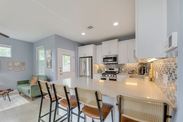 Fridge, microwave, stovetop, dishwasher