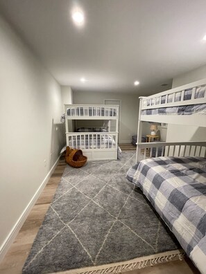 6 bedrooms, desk, iron/ironing board, WiFi
