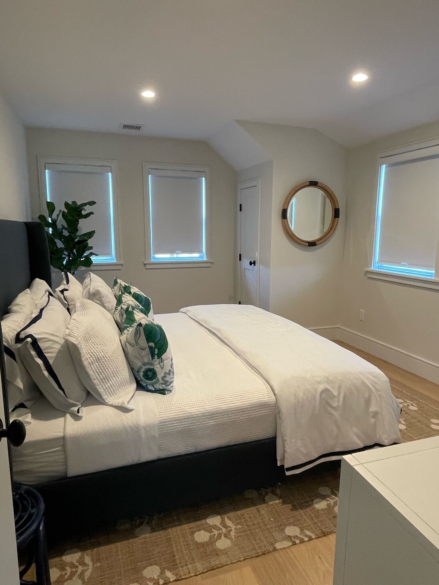 6 bedrooms, desk, iron/ironing board, WiFi