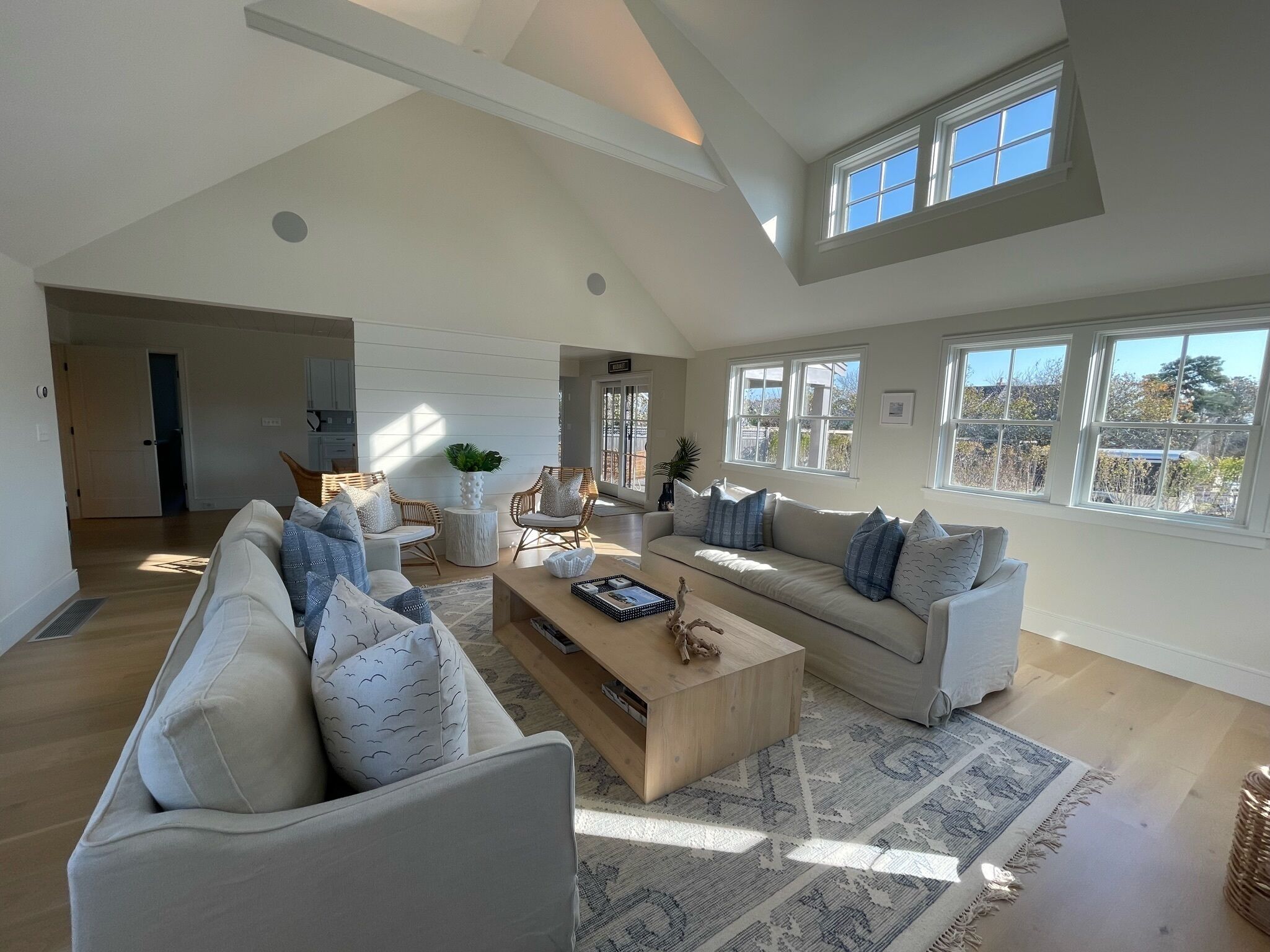 Smart-tv, pejs, bordfodbold, bøger