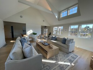 Een smart-tv, een open haard, tafelvoetbal en boeken