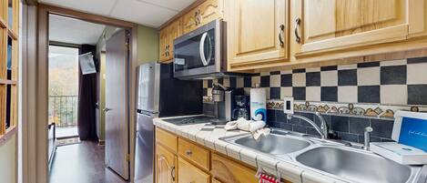 Køleskab, mikrobølgeovn, kogeplade, kaffe-/temaskine