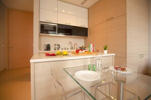 Appartement, 1 tweepersoonsbed, keuken, uitzicht op stad | Privékitchenette | Een koelkast/vriezer, een magnetron, een oven, een kookplaat