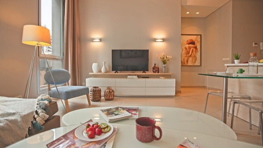 Comfy - 1BR Apt W Pool & Gym in Gemmayze