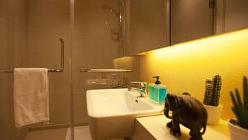 Apartment, 1 Double Bed, Kitchen, City View | Bathroom