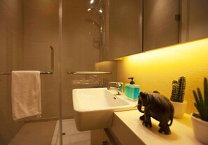 Căn hộ, 1 giường đôi, bếp, quang cảnh thành phố | Phòng tắm | Buồng tắm vòi sen, đồ dùng nhà tắm miễn phí, máy sấy tóc, khăn tắm