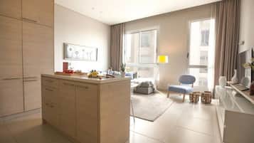 Refrigerador con freezer, microondas, horno, placa de cocina