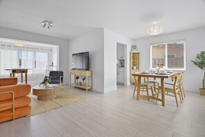 Smart TV, books - Positano Villa I Waterfront & Grill I 10 min Beach (Fort Lauderdale)