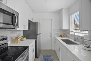 Fridge, microwave, oven, stovetop - Positano Villa I Waterfront & Grill I 10 min Beach (Fort Lauderdale)